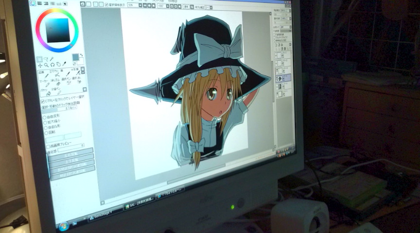 аниме девушка ведьма на мониторе в программе фотошоп