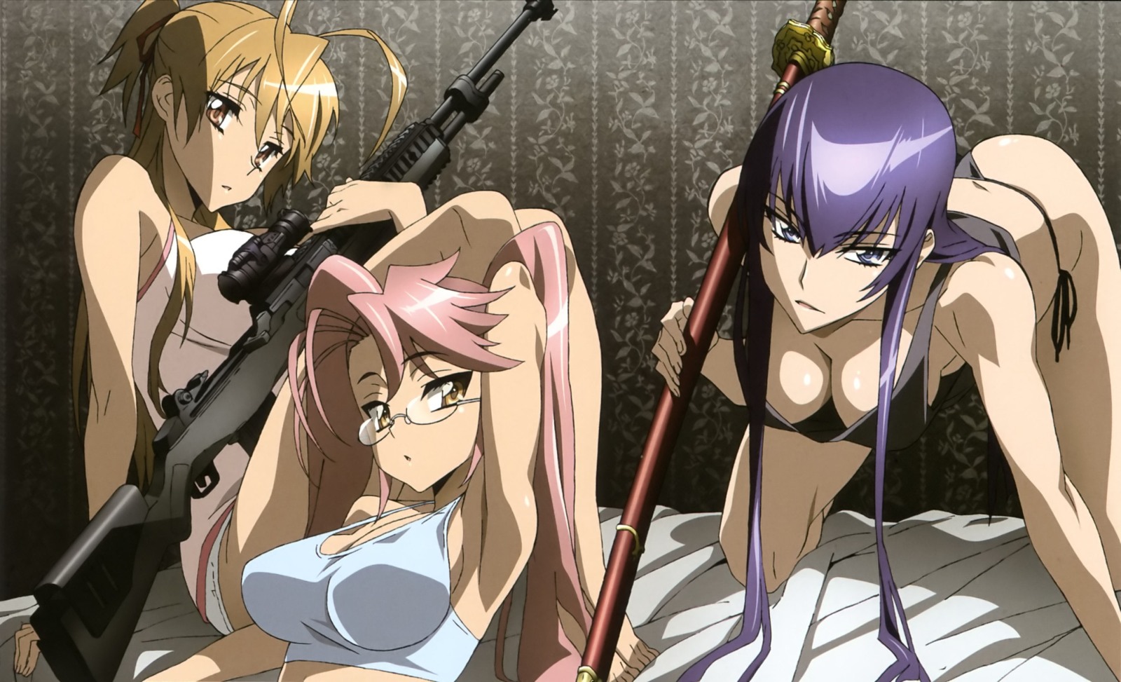 три девушки на кровати с оружием miyamoto_rei busujima_saeko takagi_saya