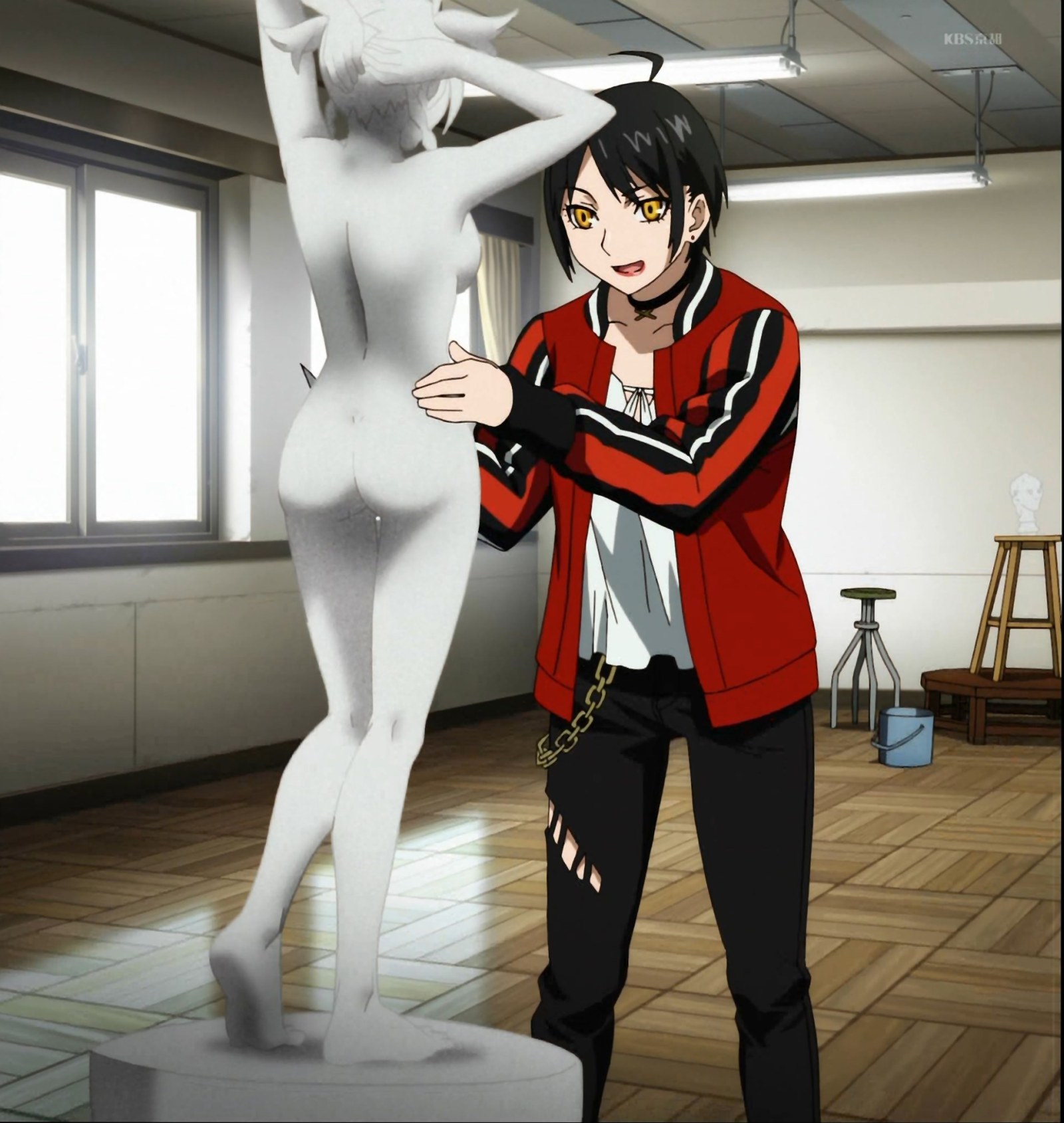 девушка обнимает статую tento_moyo из аниме адвокаты магов