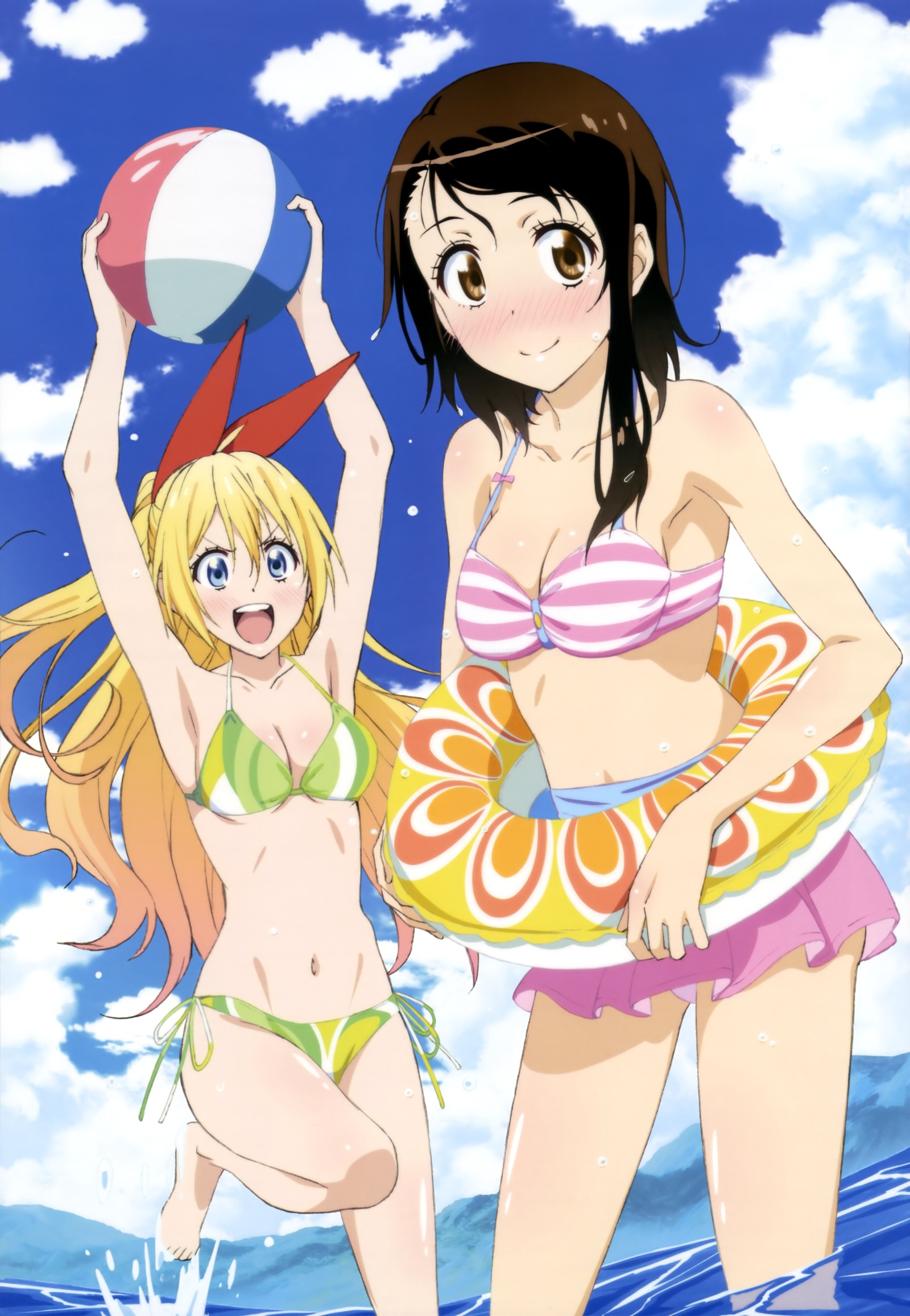 две девушки играют на пляже из аниме Притворная любовь / Nisekoi